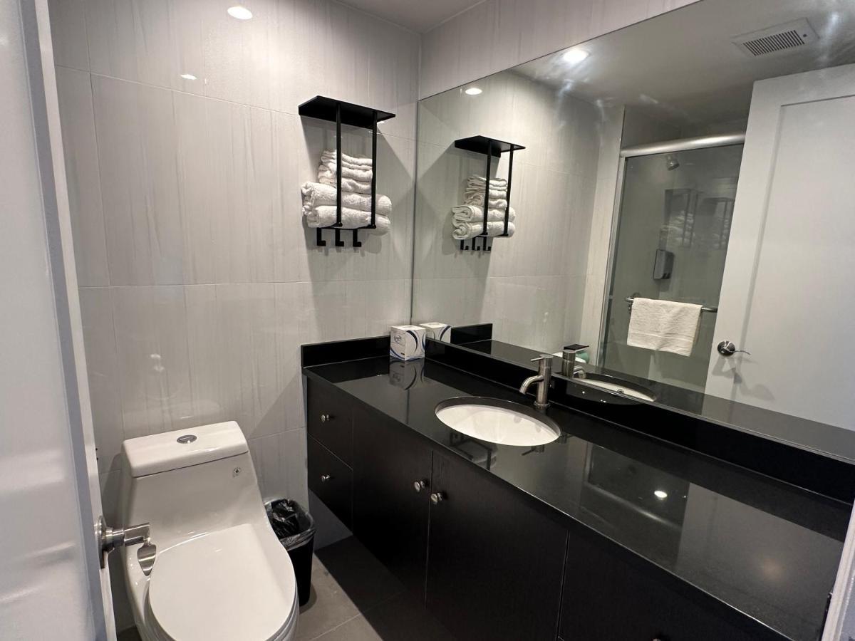 Regal Inn & Suites New York Laguardia Hotel 외부 사진