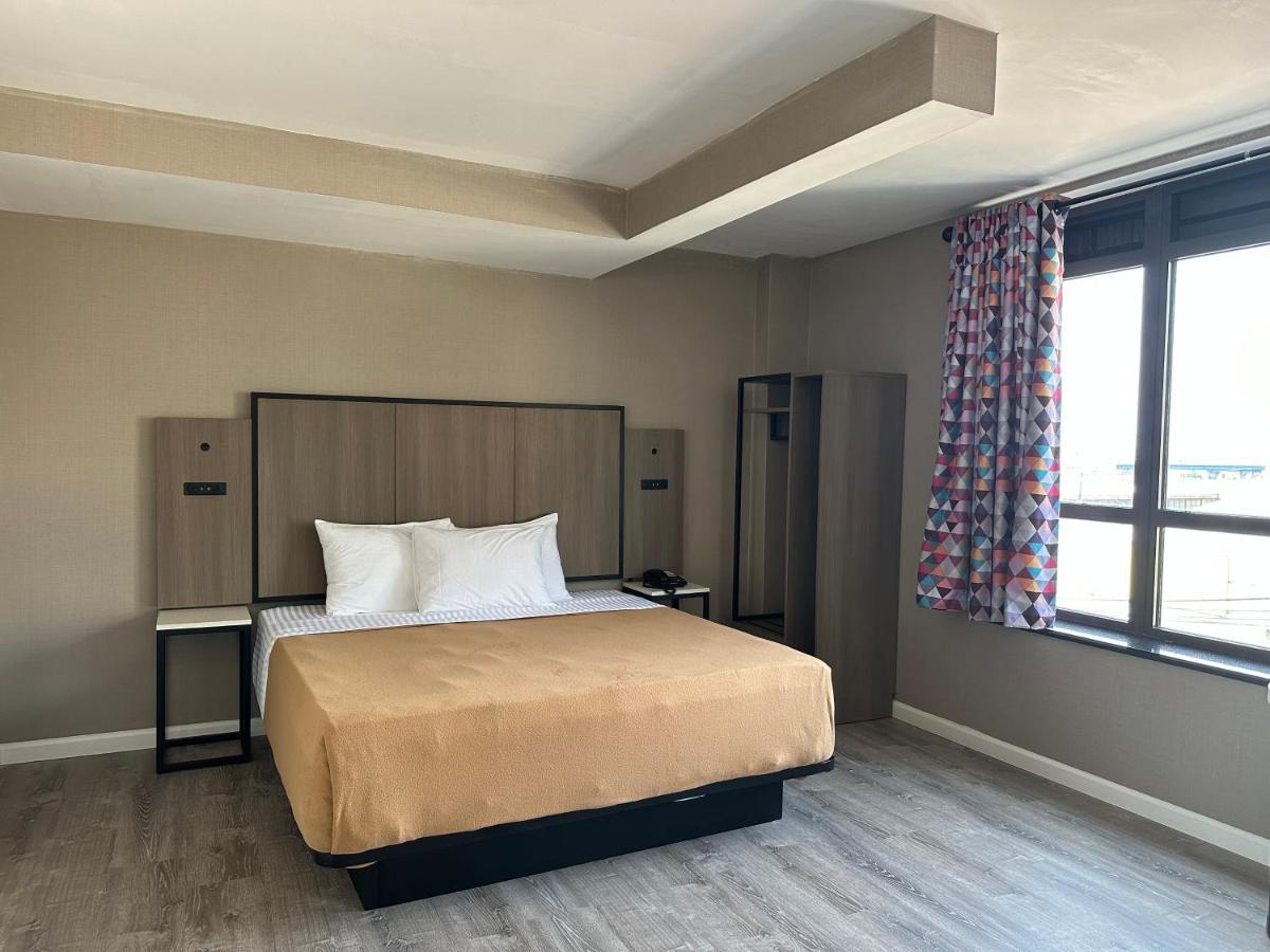 Regal Inn & Suites New York Laguardia Hotel 외부 사진